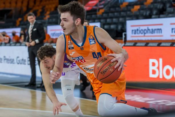 年轻的足球 年轻的足球